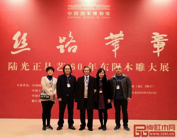 陆光正(中)与工作人员在大展门前合影 陆光正(中)与工作人员在大展门前合影