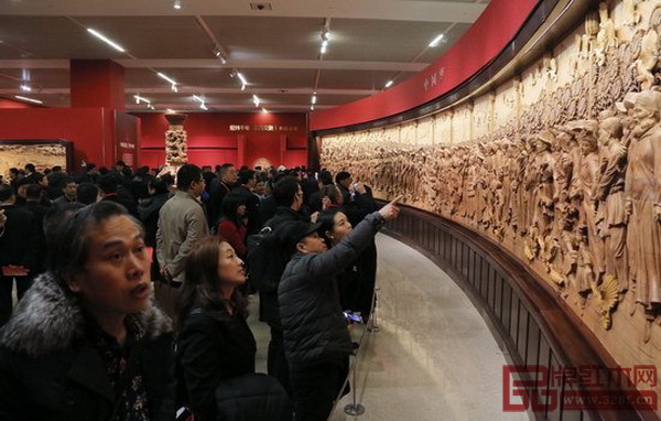 精美的大型主题木雕作品吸引观众驻足 精美的大型主题木雕作品吸引观众驻足