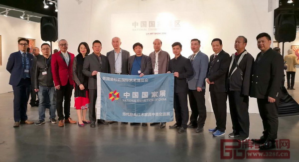由全国工商联民间文物艺术品商会特邀会长宋建文（左七），全国工商联民间文物艺术品商会副会长安志跃（右二），全国工商联民间文物艺术品商会副会长、全联艺术红木家具专业委员会执行会长林伟华（右五）率队，由东莞国寿红木、深圳泰和园、东阳明堂红木、东阳卓木王、江西鲁班木艺、中山红宝轩等6家中国红木家具企业组成的“中国艺术红木军团”亮相美国洛杉矶国际艺博会中国国家展