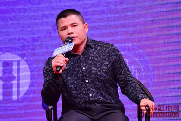 品牌红木家具经销商联盟主席团主席、顺德中联红木世家董事长周志华就新中式家具终端市场的现状及如何做好新中式市场等问题进行分享