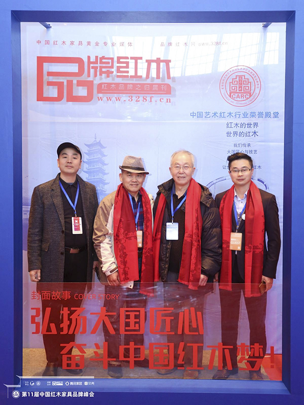 森木家具董事长蒋华侨(右一)与中央民族大学人体工程学专家苏垣(右二)、家居文化资深行业学者王周(左二)等交流、合影 森木家具董事长蒋华侨(右一)与中央民族大学人体工程学专家苏垣(右二)、家居文化资深行业学者王周(左二)等交流、合影